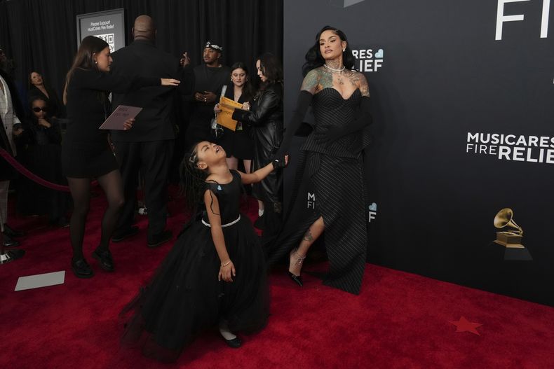 Adeya Young-White, izquierda, y Kehlani llegan a la 67ª entrega anual de los Grammy el domingo 2 de febrero de 2025 en Los Ángeles. (Foto Jordan Strauss/Invision/AP)