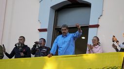 El presidente Nicolás Maduro hace gestos a sus seguidores durante un discurso desde un balcón del palacio presidencial en defensa de su reelección, en Caracas, Venezuela, el martes 30 de julio de 2024. (AP Foto/Fernando Vergara)