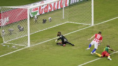 americateve | Ivica Olic, de Croacia, anota frente a la selecci&oacute;n de Camer&uacute;n, en un partido del Grupo A del Mundial realizado el mi&eacute;rcoles 18 de junio de 2014, en Manaos, Brasil (AP Foto/Fernando Llano)