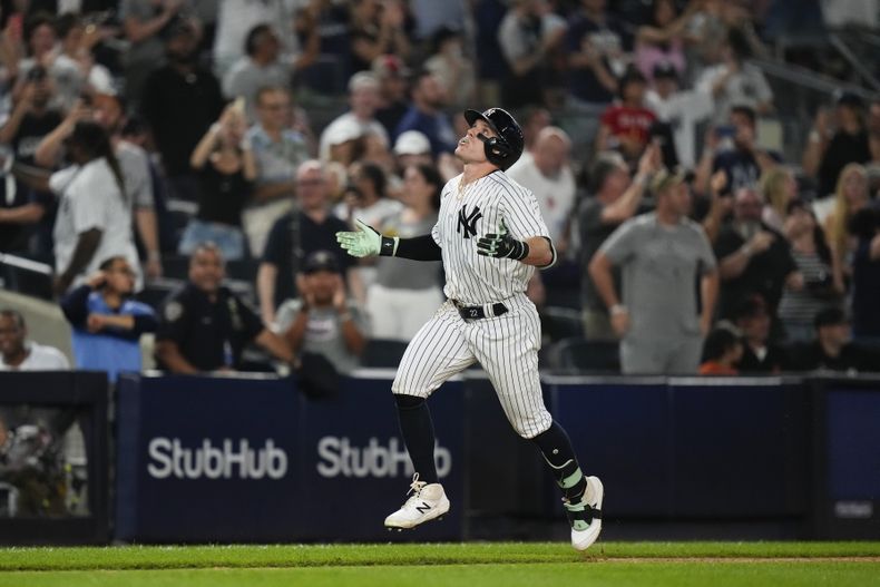 Harrison Bader, de los Yanquis de Nueva York, celebra mientras recorre las bases después de batear un cuadrangular de tres carreras durante la octava entrada del juego de béisbol en contra de los Orioles de Baltimore, el lunes 3 de julio de 2023, en Nueva York. (AP Foto/Frank Franklin II)