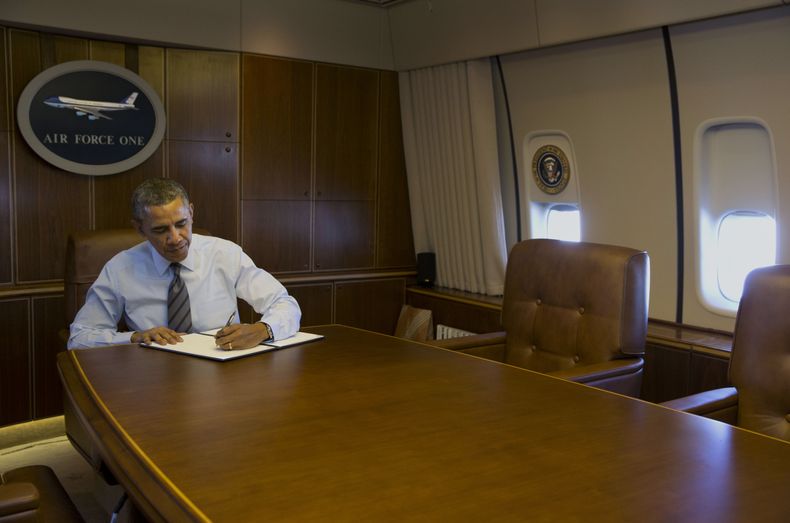 El presidente Barack Obama firma una orden ejecutiva con el fin de agilizar el proceso de exportaci&oacute;n/importaci&oacute;n para las empresas estadounidenses, el mi&eacute;rcoles 19 de febrero de 2014, en una sala de conferencias a bordo del avi&oacut