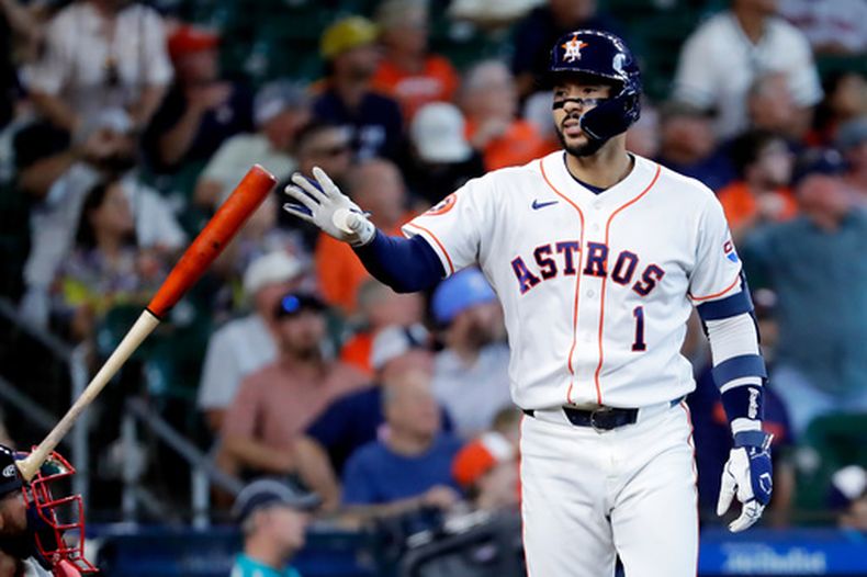 El puertorriqueño Carlos Correa arroja el bate tras conectar un jonrón por los Astros de Houston ante los Medias Rojas de Boston el miércoles 1 de abril de 2026 (AP Foto/Michael Wyke)
