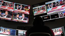 Tyler, director de Right Side Broadcasting Network en Opelika, Alabama, trabaja mientras el candidato presidencial republicano, el expresidente Donald Trump, habla en un mitin de campaña en Carolina del Norte el sábado 2 de marzo de 2024. (AP Foto/Mike Stewart)