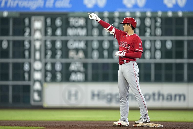 Shohei Ohtani, de los Angelinos de Los Ángeles, celebra después de batear doble productor en contra de los astros de Houston durante la octava entrada del juego de béisbol, el domingo 4 de junio de 2023, en Houston. (AP Foto/David J. Phillip)