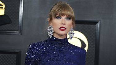 ARCHIVO - Taylor Swift llega a la 65a entrega anual de los premios Grammy el domingo 5 de febrero de 2023 en Los Ángeles. Una mujer a la que previamente se le advirtió que se mantuviera alejada de la casa de Swift en Rhode Island fue arrestada el lunes frente a la propiedad a la orilla del mar, dijo la policía. (Foto Jordan Strauss/Invision/AP, archivo)