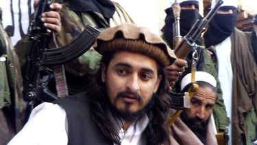 americateve | ARCHIVO - En imagen del 26 de noviembre de 2008, Hakimullah Meshud, entonces el subjefe del Talib&aacute;n paquistan&iacute;, es acompa&ntilde;ado por camaradas en la regi&oacute;n tribal Orakzai de Pakist&aacute;n. El Talib&aacute;n de Pakist&aacute;n in