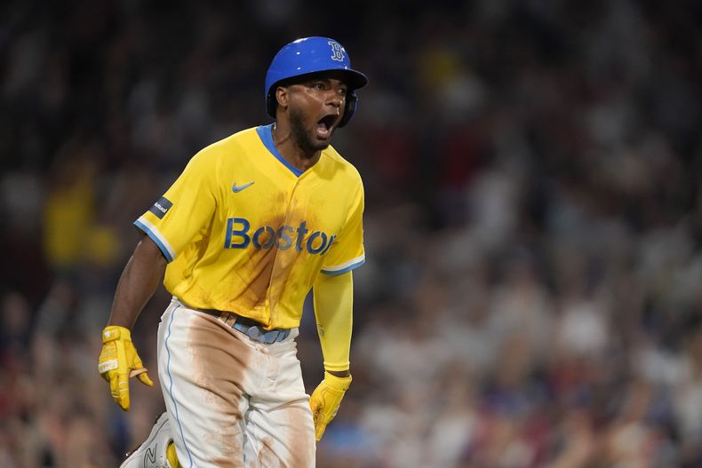 Pablo Reyes de los Medias Rojas de Boston celebra mientras recorre las bases tras batear un grand slam en el encuentro ante los Reales de Kansas City el lunes 7 de agosto del 2023. (AP Foto/Steven Senne)
