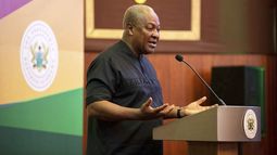 ARCHIVO – El presidente de Ghana, John Mahama, habla ente los medios en la residencia oficial en Accra, Ghana, el 10 de septiembre de 2025. (Presidencia de Ghana vía AP, Archivo)