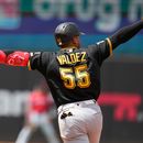 Esmerlyn Valdez, de los Piratas de Pittsburgh, extiende los brazos mientras corre las bases luego de batear un jonrón en la sexta entrada del juego de béisbol de Grandes Ligas contra los Guardianes de Cleveland, el sábado 18 de julio de 2026, en Cleveland. (AP Foto/Sue Ogrocki)