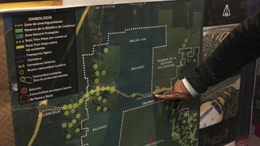 ARCHIVO - Rogelio Jiménez Pons, director de Fonatur, señala un mapa de una línea de tren turístico planificada a través de la Península de Yucatán conocida como el Tren Maya, durante una entrevista en Ciudad de México, el 18 de marzo de 2019. El presidente de México inauguró el 15 de diciembre de 2023 la primera parte de este proyecto de su gestión. (AP Foto/Marco Ugarte, Archivo)