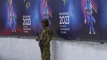 Un soldado monta guardia frente al Estadio Jorge Mágico González en San Salvador el jueves 22 de junio de 2023, un día antes de la inauguración de los Juegos Centroamericanos y del Caribe (AP Foto/Arnulfo Franco)
