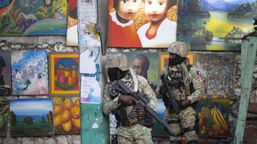 Un grupo de soldados patrullan en Haití tras el asesinato del presidente. AP 