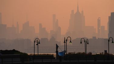 Vista de la ciudad de Nueva York en medio del humo provocado por incendios forestales, el viernes 17 de julio de 2026, desde Jersey City, Nueva Jersey. (AP Foto/Ryan Murphy)