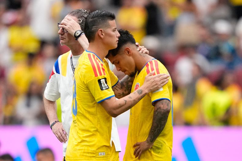James Rodríguez consuela a Cucho Hernández, su compañero de la selección de Colombia, tras la derrota por penales ante Suiza en los octavos de final de la Copa del Mundo, el martes 7 de julio de 2026 en Vancouver (AP Foto/Lindsey Wasson)