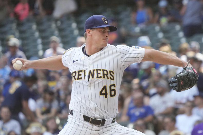 Quinn Priester, de los Cerveceros de Milwaukee, lanza en el juego del sábado 28 de junio de 2025, ante los Rockies de Colorado (AP Foto/Kayla Wolf)