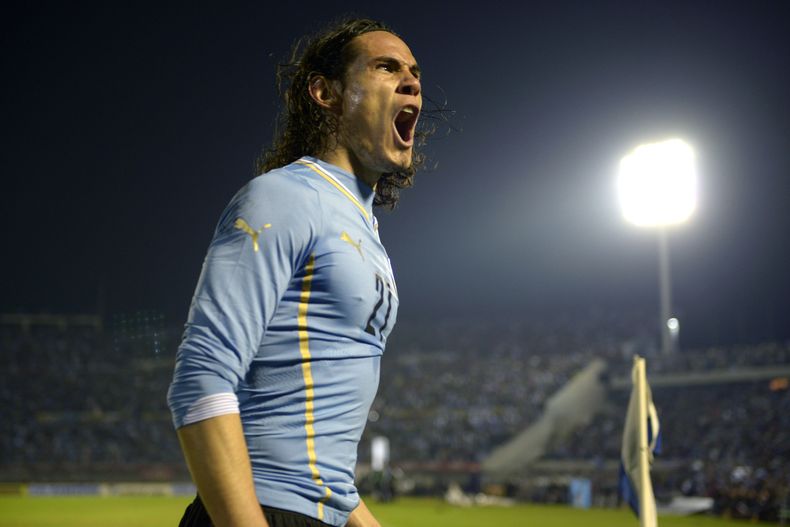 Edinson Cavani, de la selecci&oacute;n uruguaya, celebra luego de anotar frente a Eslovenia en un partido amistoso realizado el mi&eacute;rcoles 4 de junio de 2014 en Montevideo (AP Foto/Matilde Campodonico)