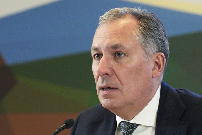 ARCHIVO - El presidente del Comité Olímpico Ruso, Stanislav Pozdnyakov, habla durante la reunión anual de los miembros del Comité Olímpico Ruso en Moscú, Rusia, el jueves 9 de diciembre de 2021. (AP Foto/Pavel Golovkin, Archivo)