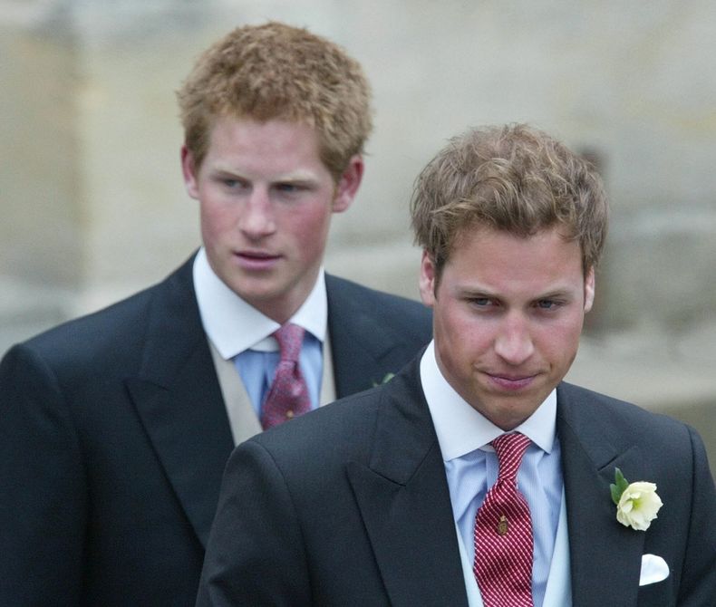 ARCHIVO - El príncipe Guillermo de Gran Bretaña (derecha) y el príncipe Harry después de la boda de su padre, el príncipe Carlos de Gran Bretaña, el príncipe de Gales, y su esposa Camilla, la duquesa de Cornualles, en el Guildhall de Windsor, Inglaterra, después de su ceremonia de boda civil, en abril. 9, 2005. (Foto AP/Dave Caulkin, archivo)