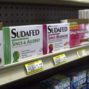ARCHIVO - Sudafed y otros descongestionantes nasales comunes en el estante de una farmacia de Edmond, Oklahoma, el 11 de enero de 2005. (AP Foto, Archivo)