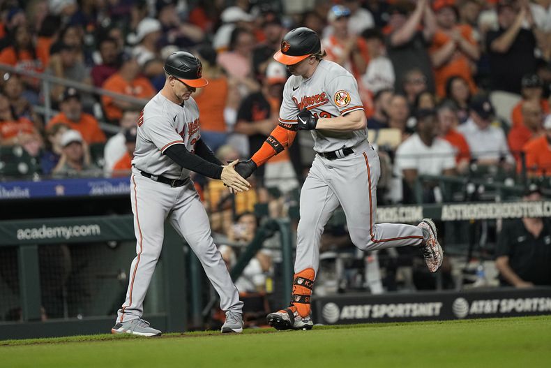 Heston Kjerstad, de los Orioles de Baltimore, recorre las bases luego de conectar un jonrón ante los Astros de Houston el martes 19 de septiembre de 2023 (AP Foto/David J. Phillip)