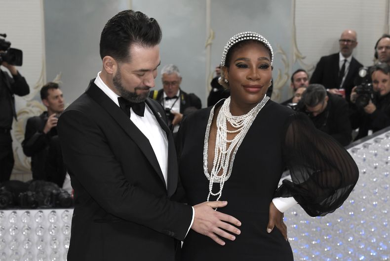 Alexis Ohanian, izquierda, y Serena Williams llegan a la gala del Instituto del Vestido del Museo Metropolitano de Arte para celebrar la inauguración de la exposición Karl Lagerfeld: A Line of Beauty el lunes 1 de mayo de 2023 en Nueva York. (Foto Evan Agostini/Invision/AP)