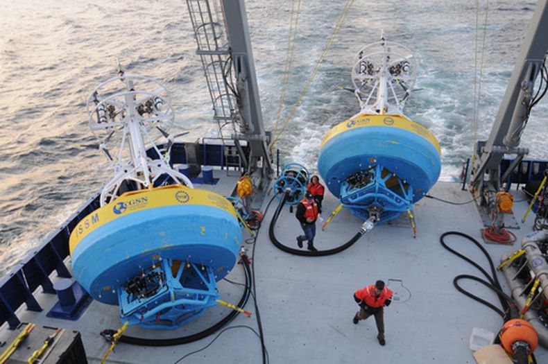Foto de 2021 entregada por Woods Hole Oceanographic Institution, que muestra a trabajadores recabando datos científicos frente a las costas de Marthas Vineyard, Massachusetts. (Véronique LaCapra/Woods Hole Oceanographic Institution via AP)