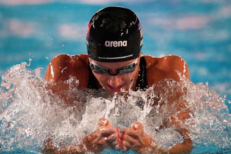 La estadounidense Kate Douglass compite en la final de los 100 metros pecho en el Pan Pacific Swimming Championships el jueves 13 de agosto del 2026. (AP Foto/Gregory Bull)