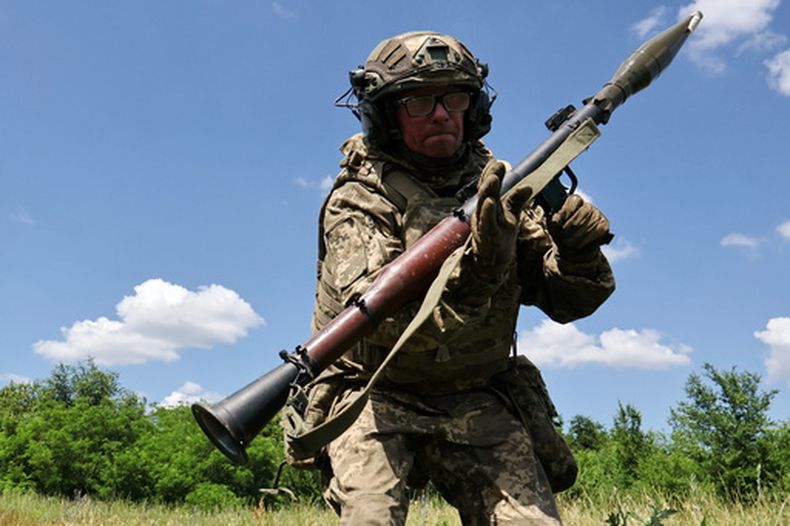 En esta imagen proporcionada por el servicio de prensa de la 65ta brigada mecanizada de Ucrania, un soldado practica en un campo de entrenamiento cerca del frente en la región de Zaporiyia, Ucrania, el sábado 20 de junio de 2026. (Andriy Andriyenko/Ukraines 65th Mechanized Brigade via AP)