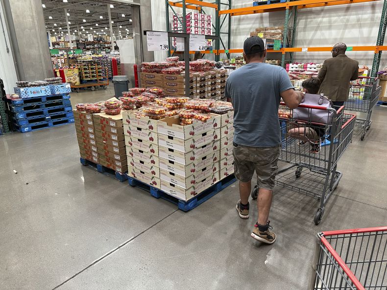 Clientes hacen compras en una gran tienda Costco en Sheridan, Colorado, 11 de julio de 2023. (AP Foto/David Zalubowski)