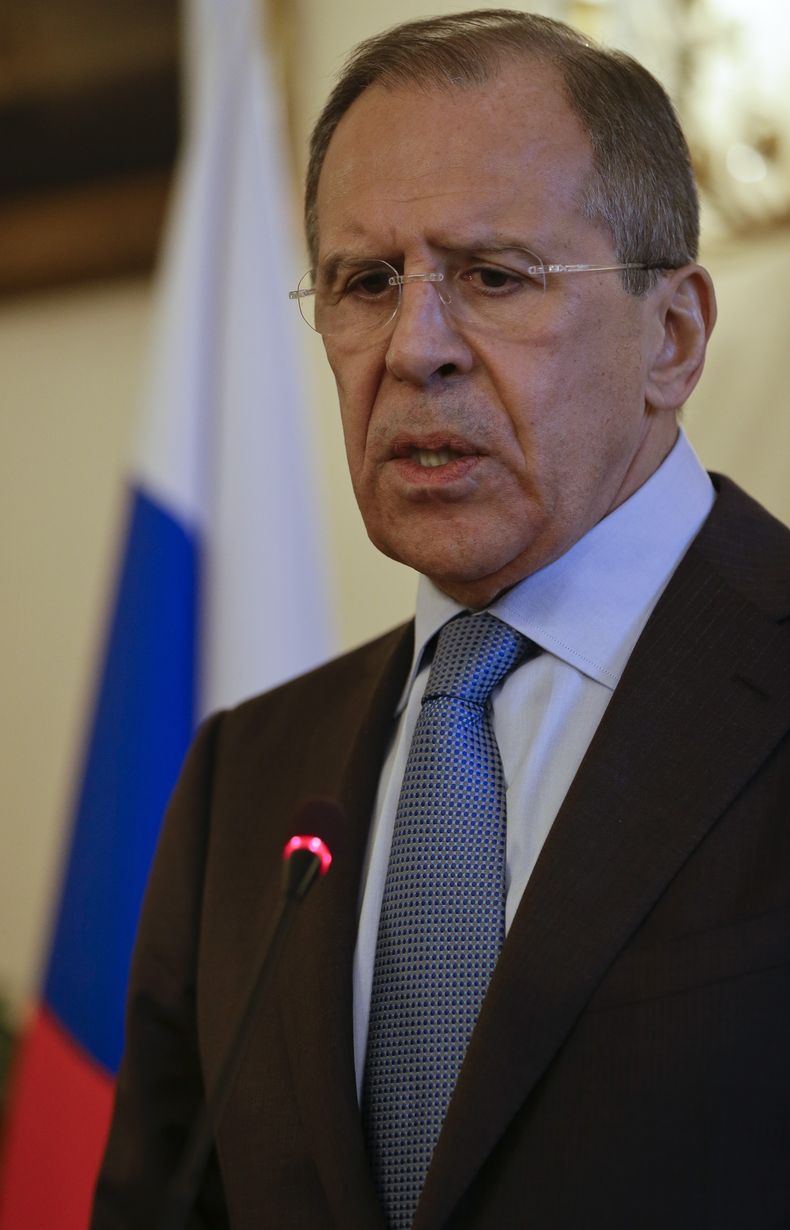 El ministro de Exteriores ruso Sergey Lavrov habla en la residencia del emnbajador de Rusia ante el Reino Unido el viernes 14 de marzo de 2014 tras su reuni&oacute;n con el secretario de Estado norteamericano John Kerry. (Foto de AP/Kirsty Wigglesworth)