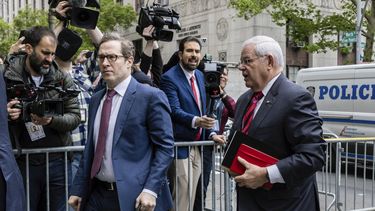 El senador Bob Menendez, demócrata por Nueva Jersey, llega al primer día de su juicio en la corte federal de Manhattan, el lunes 13 de mayo de 2024, en Nueva York. (AP Foto/Stefan Jeremiah)