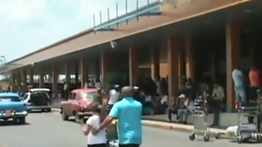 americateve | Cuba planea aplicar una nueva medida que reduciría la entrada de paquetes y equipaje por parte de los viajeros.