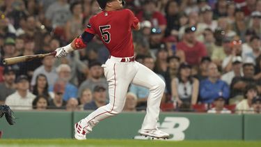 El puertorriqueño de los Medias Rojas de Boston Enrique Hernandez le da seguimiento a su sencillo de dos carreras en la séptima entrada del juego ante los Rangers de Texas el jueves 6 de julio del 2023. (AP Foto/Steven Senne)