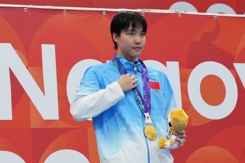 La china Yu Zidi posa con su medalla de oro tras ganar los 200 metros estilos de la natación de los Juegos Asiáticos, el miércoles 23 de septiembre de 2026, en Tokio. (AP Foto/Hiro Komae)