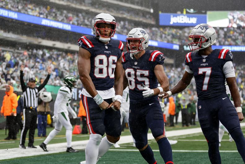 Pharaoh Brown (86), tight end de los Patriots de Nueva Inglaterra, celebra con sus compañeros después de anotar un touchdown en contra de los Jets de Nueva York durante el segundo cuarto del juego de la NFL, el domingo 24 de septiembre de 2023, en East Rutherford, Nueva Jersey. (AP Foto/Adam Hunger)