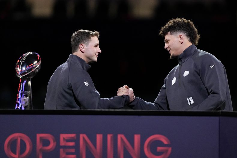 El quarterback de los 49ers de San Francisco Brock Purdy y el quarterback de los Chiefs de Kansas City Patrick Mahomes se saludan durante la noche de apertura del Super Bowl 58 el lunes 5 de febrero de 2024, en Las Vegas. (AP Foto/Matt York)