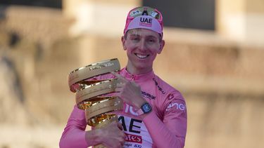 Tadej Pogacar sostiene el trofeo de campeón del Giro de Italia, el domingo 26 de mayo de 2024, en Roma. (AP Foto/Andrew Medichini)
