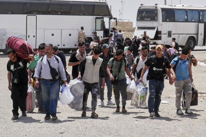 Refugiados afganos llegan a una oficina de la ACNUR cerca del cruce Islam Qala en la provincia de Herat en Afganistán, el 20 de junio del 2025. (AP foto/Omid Haqjoo)