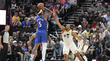 Paolo Banchero, del Magic de Orlando, intenta un triple frente a Talen Horton-Tucker, del Jazz de Utah, en el encuentro del jueves 2 de noviembre de 2023 (AP Foto/Rick Bowmer)
