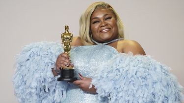 DaVine Joy Randolph posa en la sala de prensa con el premio a mejor actriz de reparto por su papel en The Holdovers en los Oscar el domingo 10 de marzo de 2024, en el Teatro Dolby en Los Ángeles. (Foto Jordan Strauss/Invision/AP)