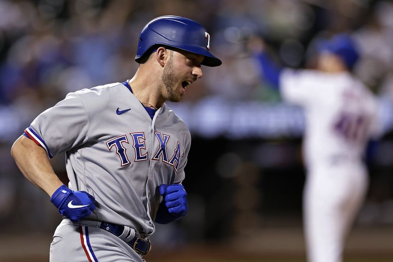 Mitch Garver de los Rangers de Texas tras batear un jonrón ante los Mets de Nueva York, el martes 29 de agosto de 2023. (AP Foto/Adam Hunger)