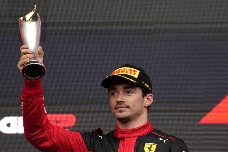 Charles Leclerc de Ferrarri en el podio tras quedar tercero en el Gran Premio de Azerbaiyán, el domingo 30 de abril de 2023, en Bakú. (AP Foto/Darko Bandic)