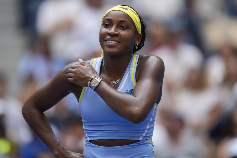 Coco Gauff tras derrotar a Varvara Gracheva en la primera ronda del Abierto de Estados Unidos, el lunes 26 de agosto de 2024. (AP Foto/Seth Wenig)