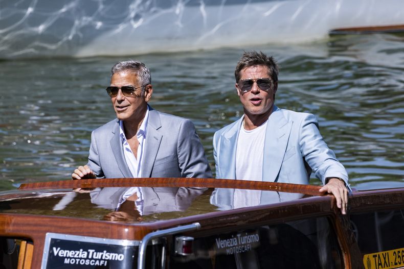 ARCHIVO - George Clooney, a la izquierda, y Brad Pitt a su llegada a la conferencia de prensa de la película Wolfs durante la 81ª edición del Festival de Cine de Venecia en Venecia, Italia, el domingo 1 de septiembre de 2024. (Foto Joel C Ryan/Invision/AP, archivo)