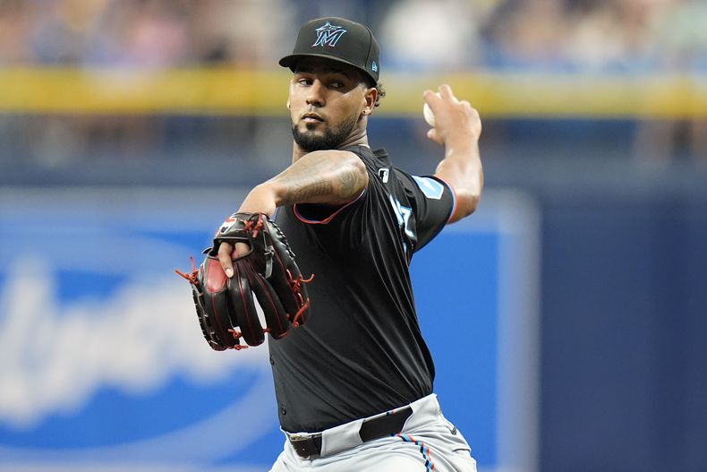 El dominicano Roddery Muñoz, abridor de los Marlins de Miami, lanza frente a los Rays de Tampa Bay el miércoles 31 de julio de 2024 (AP Foto/Christopher OMeara)