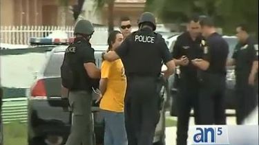 americateve | Un hombre armado se atrincheró hoy dentro de su casa en Hialeah tras una aparente disputa doméstica