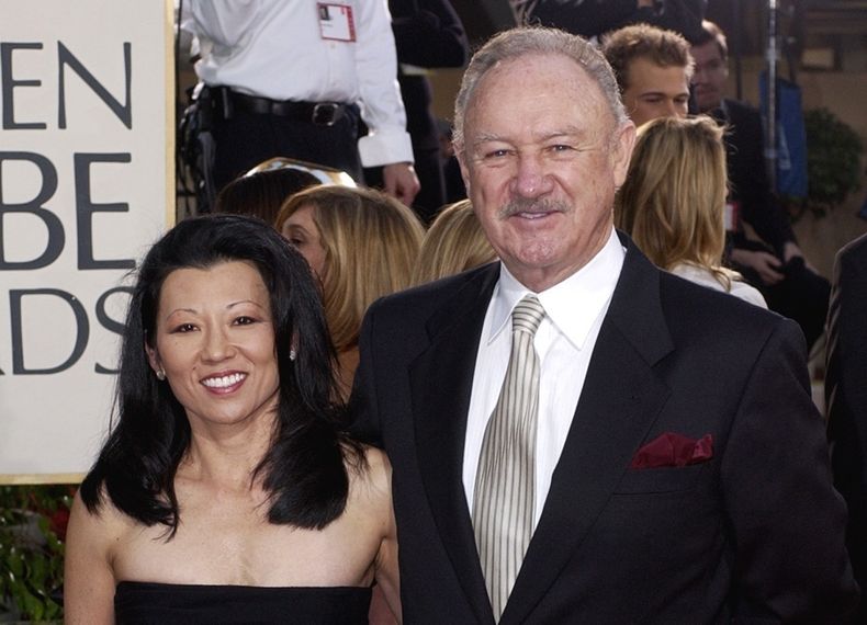 ARCHIVO - El actor Gene Hackman llega con su esposa, Betsy Arakawa, para la 60ª edición anual de los Globos de Oro en Beverly Hills, California, el 19 de enero de 2003. (Foto AP/Mark J. Terrill, archivo)