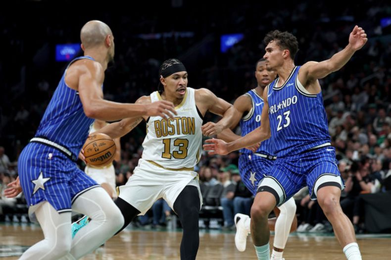 Ron Harper Jr. (13), de los Celtics de Boston, penetra hacia la canasta mientras Tristan da Silva (23), del Magic de Orlando, defiende durante la primera mitad de un partido de baloncesto de la NBA, el domingo 12 de abril de 2026, en Boston. (Foto AP/Mark Stockwell)