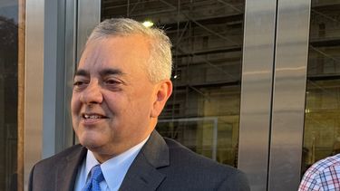 El excongresista David Rivera llega al tribunal de Miami el 24 de marzo del 2026. (AP foto/Joshua Goodman)