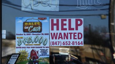 Un letrero avisando que un restaurante está contratando personal, en Buffalo Grove, Illinois, el 18 de enero de 2024. (Foto AP/Nam Y. Huh)